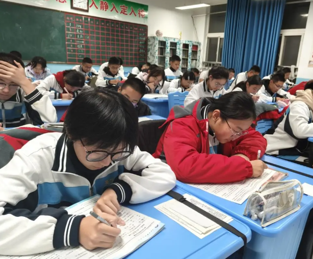 实践层面看学生理论首先面临着自我教育功用发挥缺少的难题 实践层面看学生理论首先面临着自我教育功用发挥缺少的难题