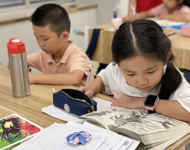 孩子们脱下鞋袜用小手摆整齐欢快地扑向老师的怀抱 孩子们脱下鞋袜用小手摆整齐欢快地扑向老师的怀抱