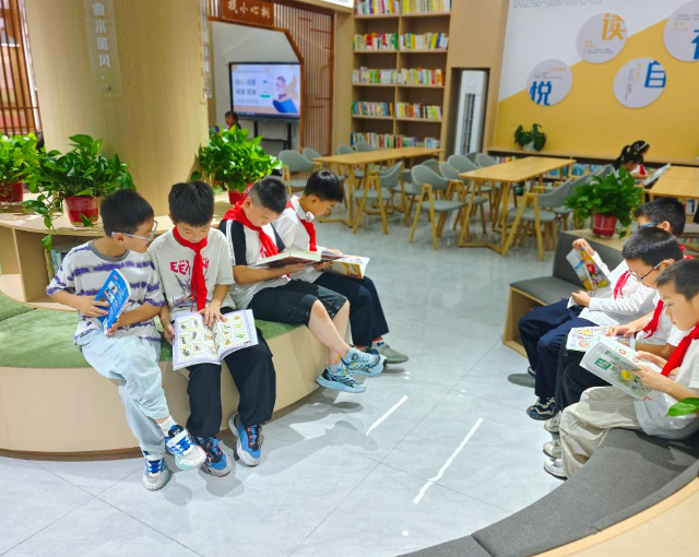 数字阅览室是全校孩子心心念念的打卡宝地三三两两围坐在一起